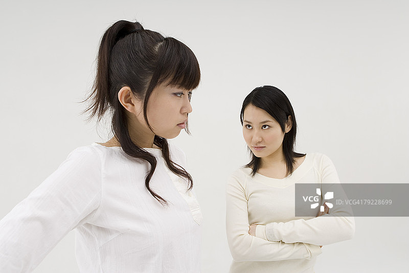 两名年轻女人怒视对方图片素材