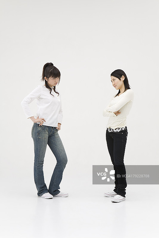 两名年轻女人怒视对方图片素材