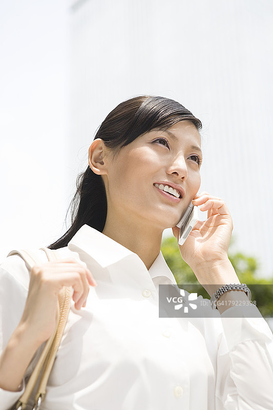 年轻女子使用手机图片素材
