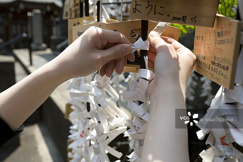 女人系着幸运纸图片素材