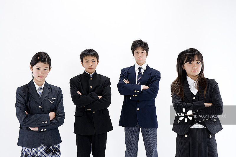 四名中学生站立图片素材