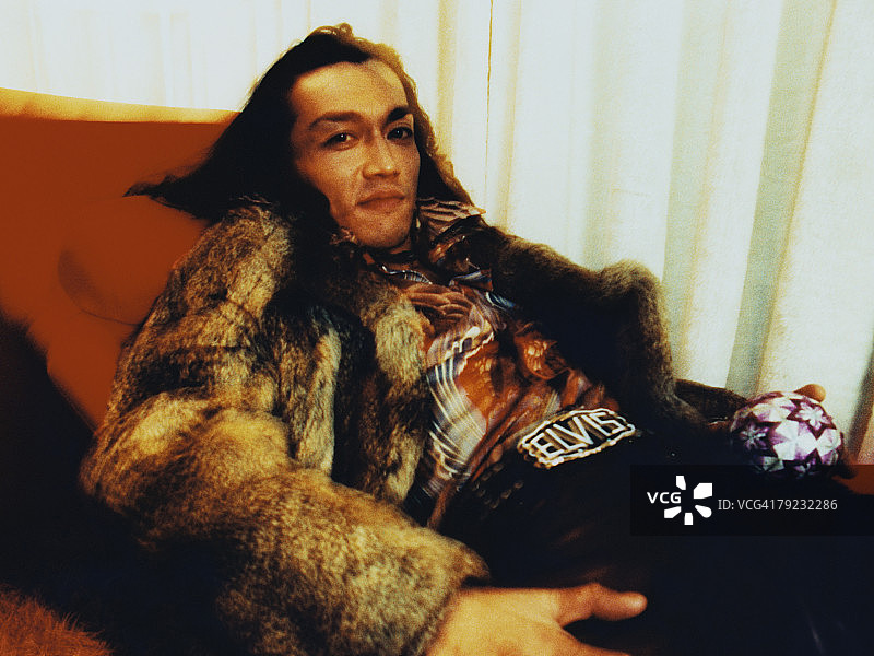 年轻男人躺在沙发上图片素材