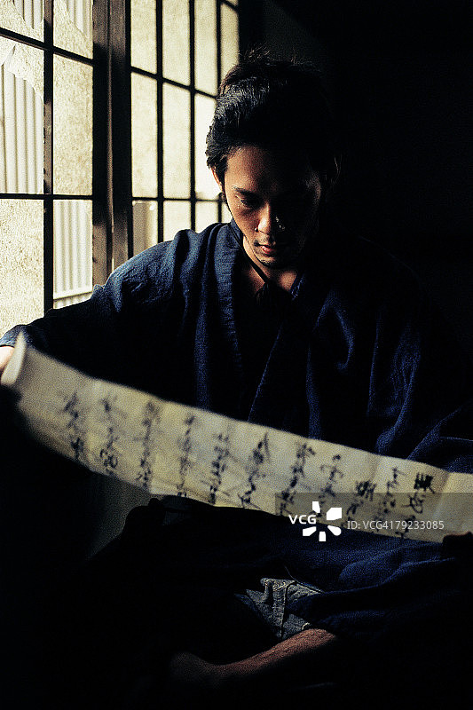 武士阅读日式文件图片素材