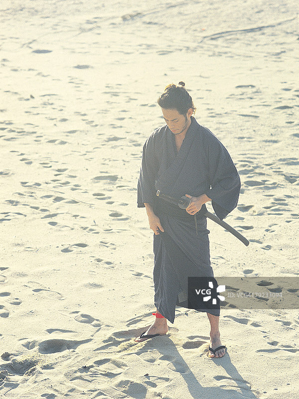 站在海滩上手持剑的武士图片素材
