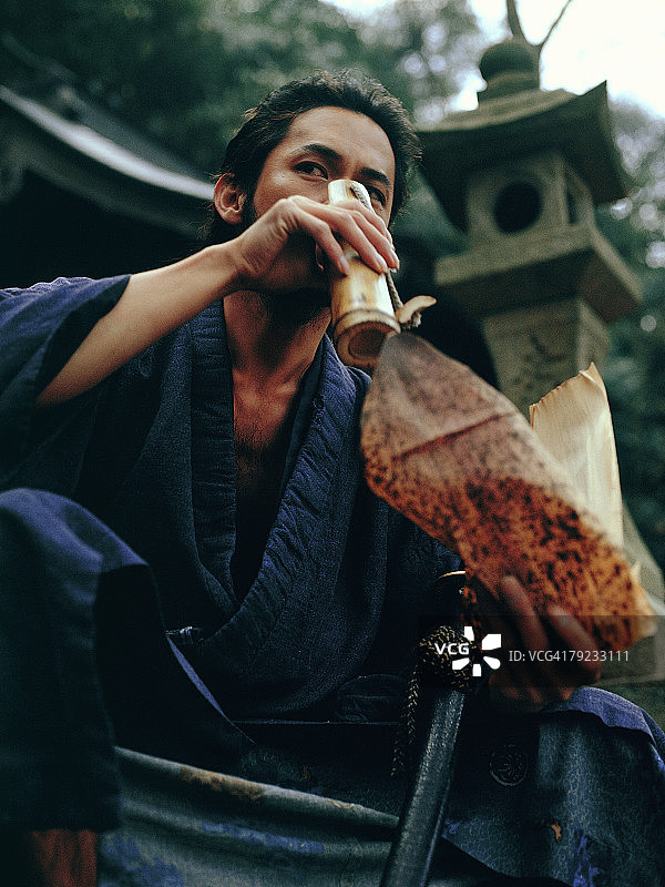 武士战士饮水图片素材