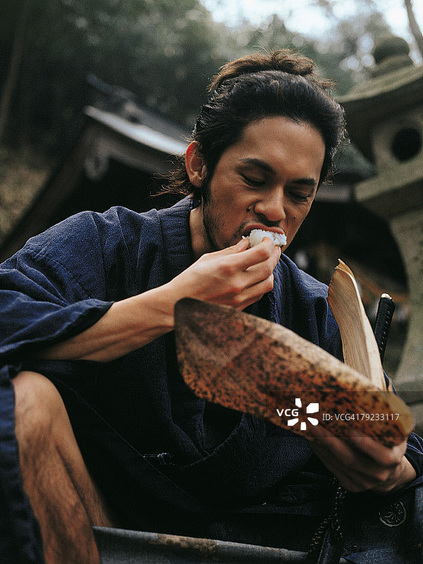 正在吃饭的武士图片素材