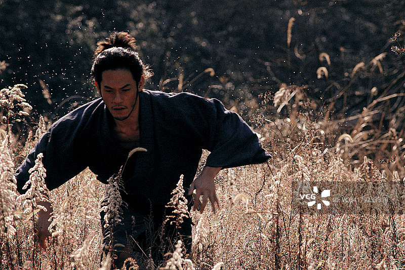 在孤立的土地上奔跑的武士图片素材