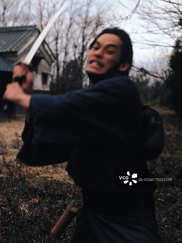 发起攻击的武士图片素材