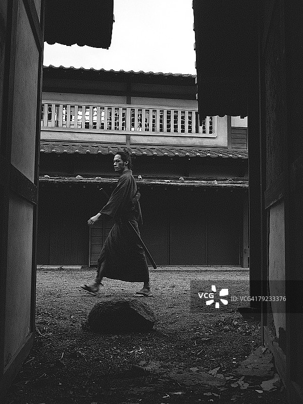 走在庄园里的武士图片素材