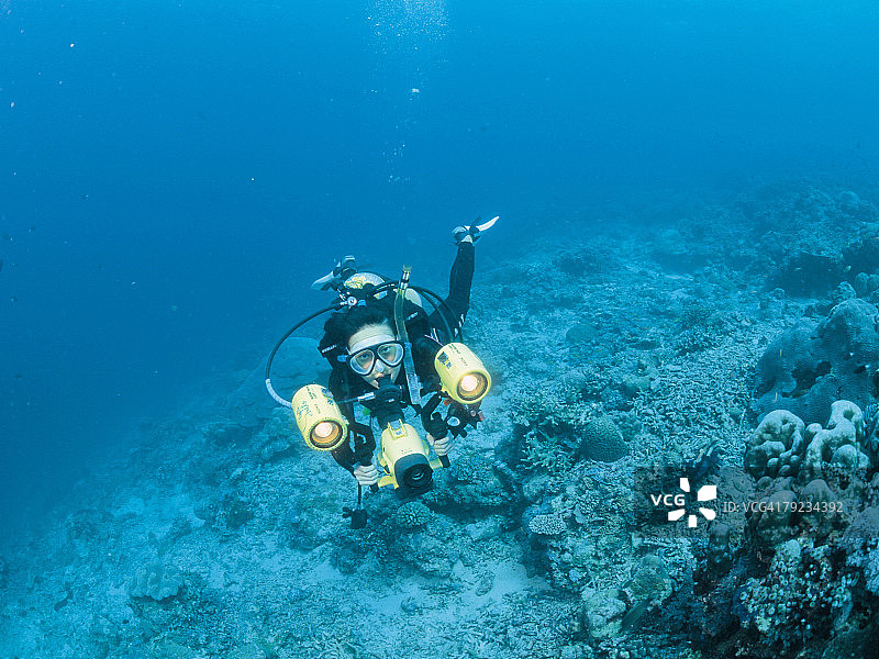 水肺潜水员和相机图片素材