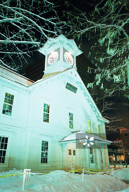 日本北海道札幌市的灯光照亮的钟楼图片素材