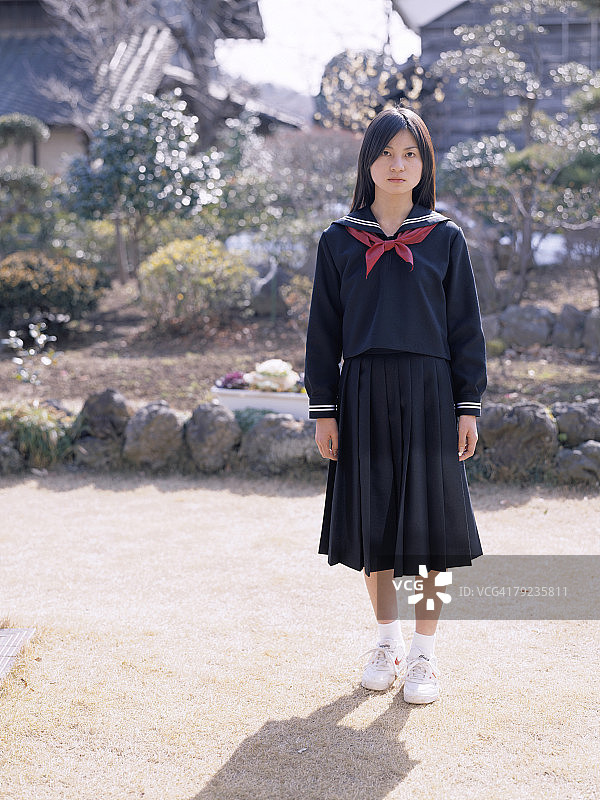 站在前院的女学生图片素材