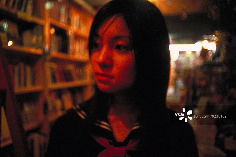 在商店里的女学生图片素材