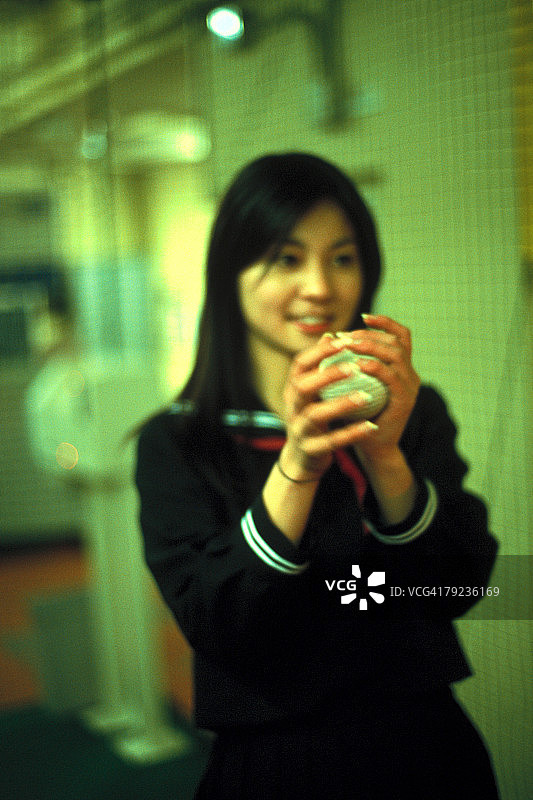 拿着棒球的女学生图片素材