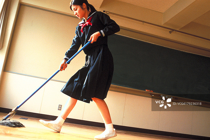 拖地的女学生图片素材