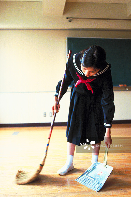 扫地的女学生图片素材