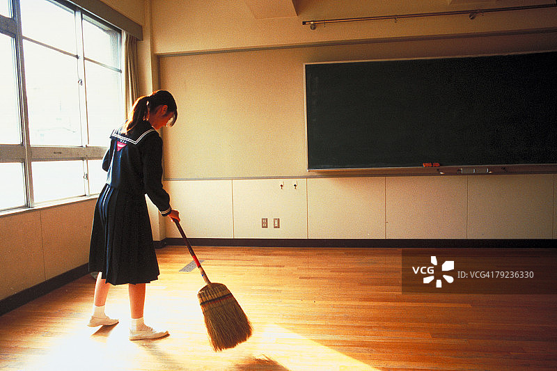 扫地的女学生图片素材