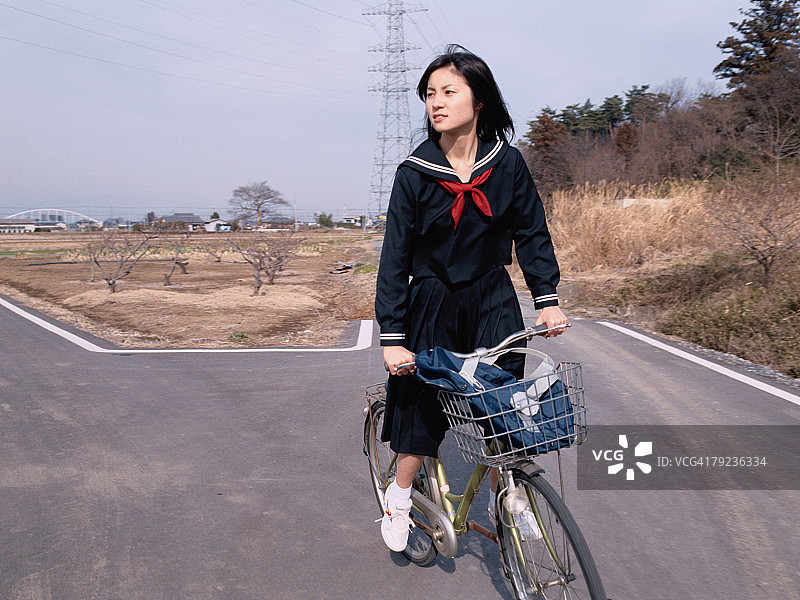 骑自行车的女学生图片素材