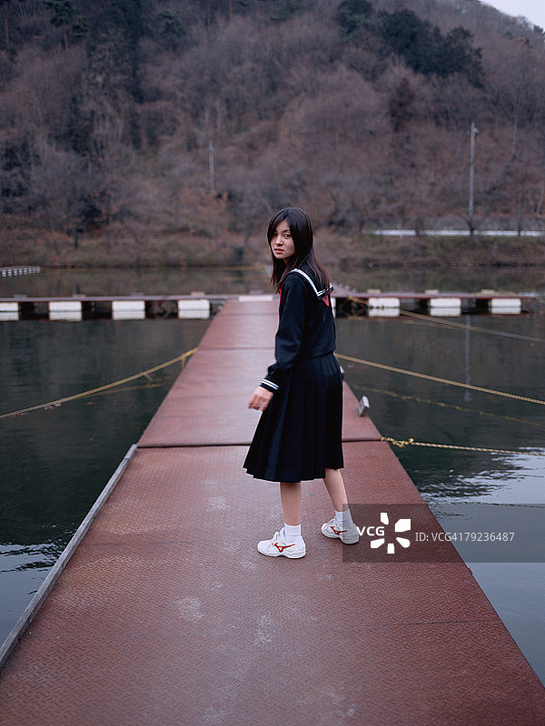 站在小路上的女学生图片素材