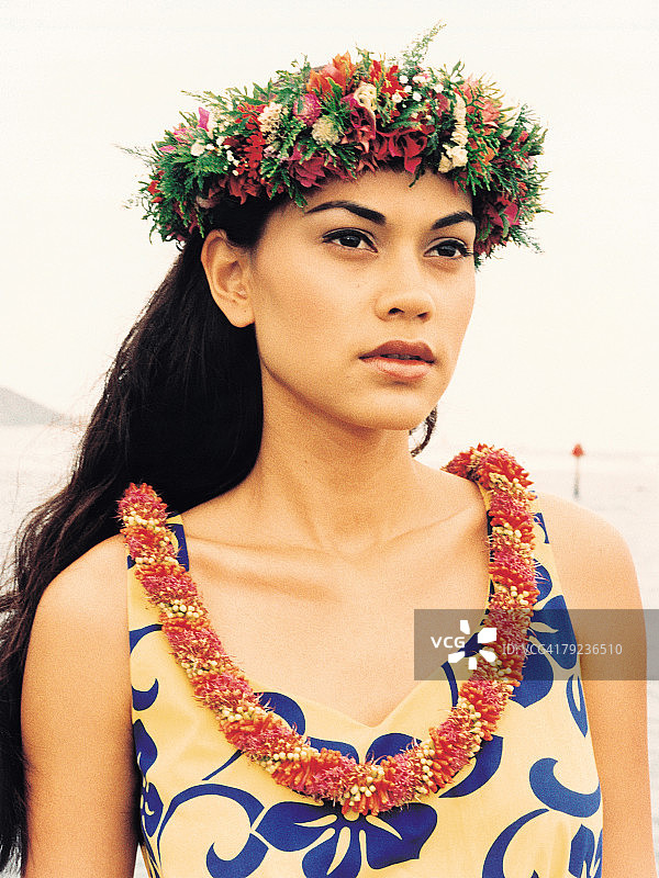 身穿传统草裙舞服装的夏威夷女子图片素材