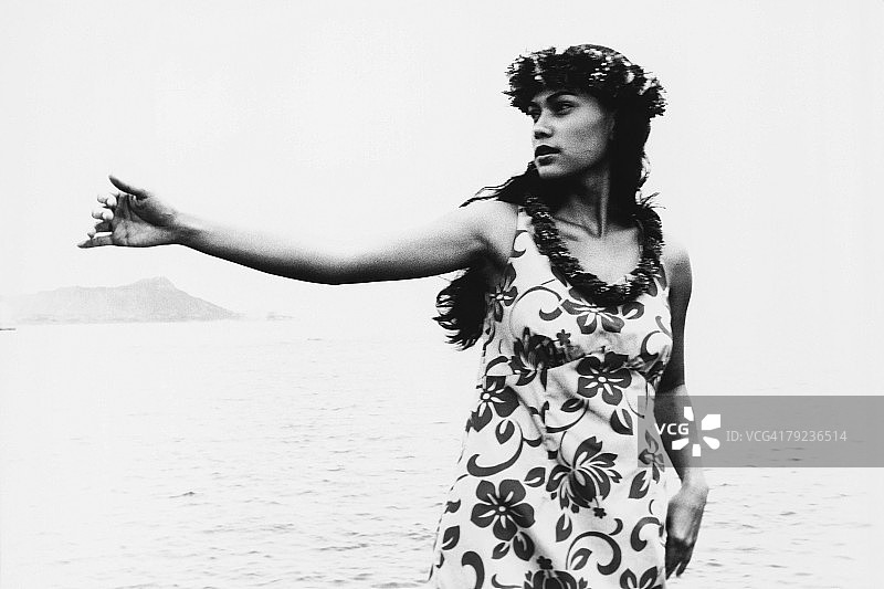 美国夏威夷黑白照片：海边 performing 的草裙舞女郎图片素材