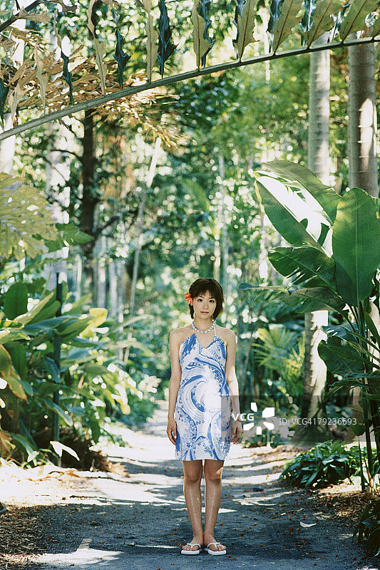 穿着夏威夷衬衫的年轻女人图片素材