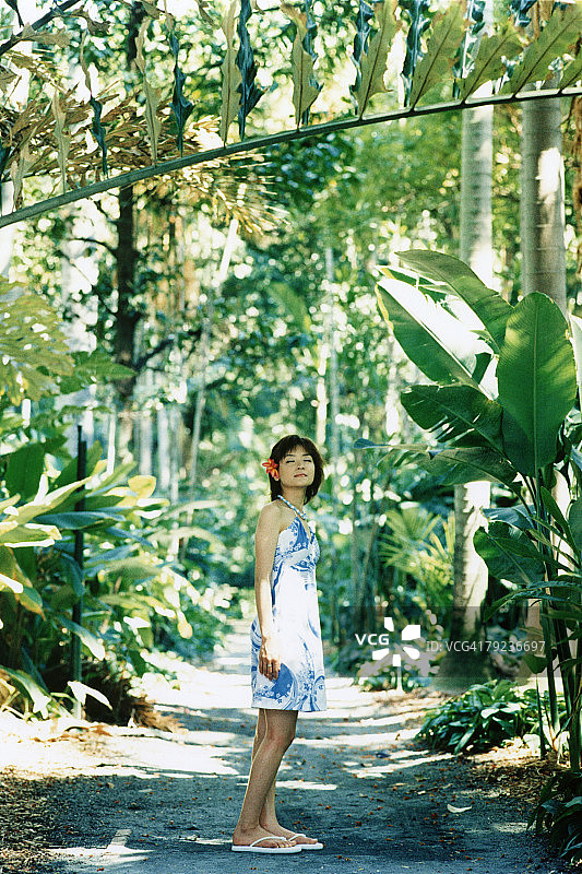 穿着夏威夷衬衫的年轻女人图片素材