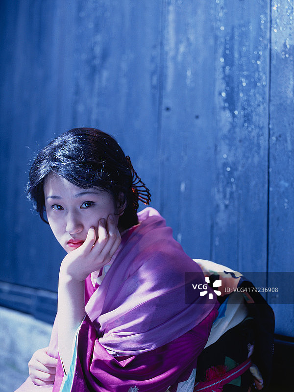 穿和服的日本女人靠墙蹲坐图片素材