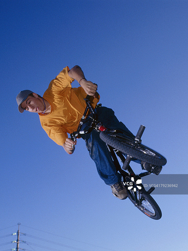 男子BMX特技车手中跳跃图片素材