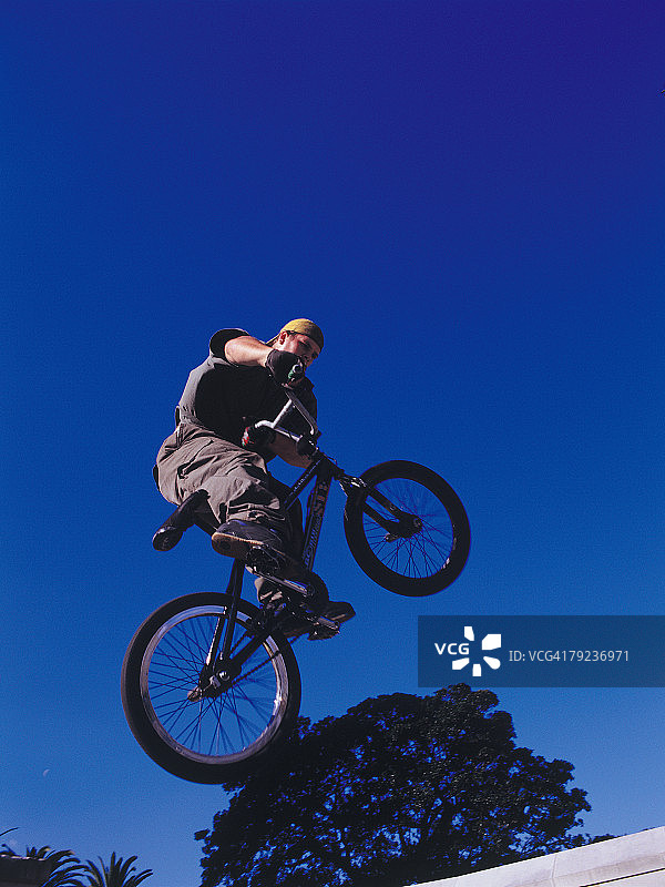 男子BMX特技车手中跳跃图片素材