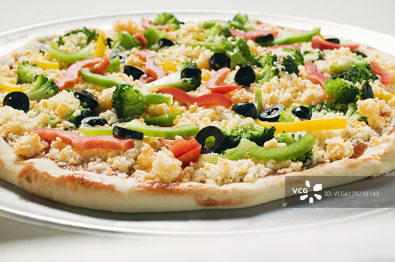 未烘烤的蔬菜披萨图片素材