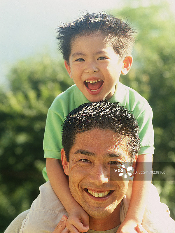 在父亲肩上的男孩特写图片素材