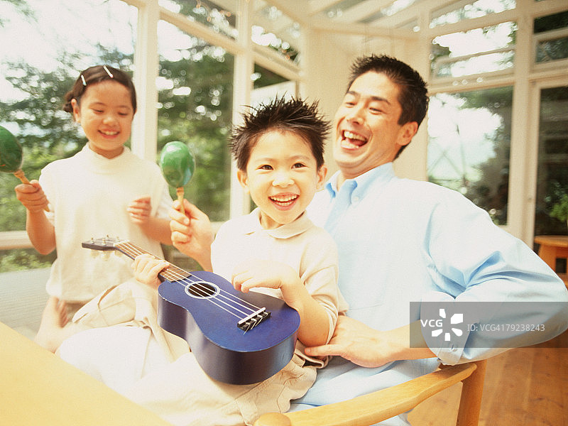 父亲和孩子们在玩耍图片素材