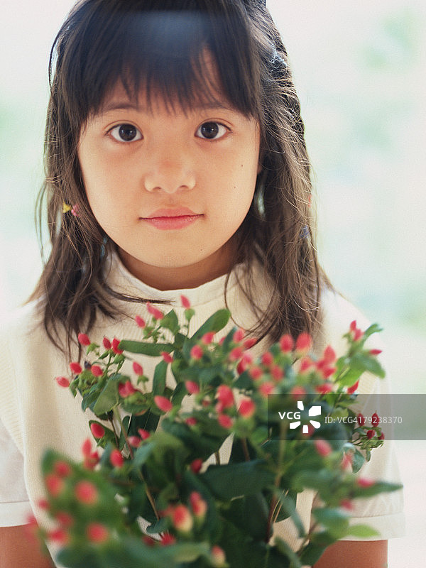 手拿鲜花的女孩肖像图片素材