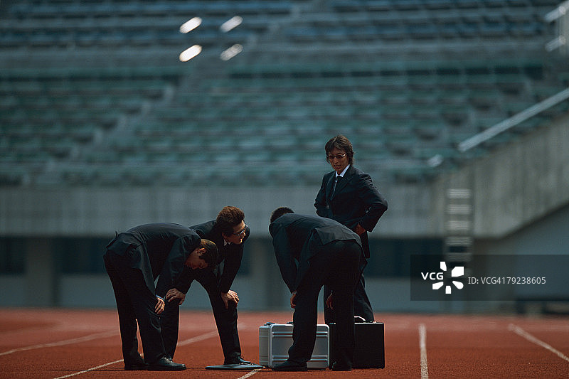赛道上疲惫的商人图片素材