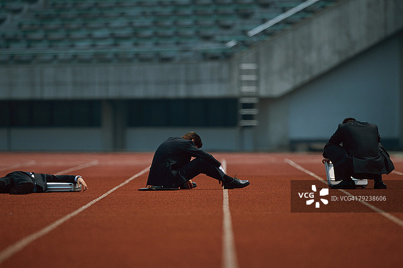 赛道上疲惫的商人图片素材