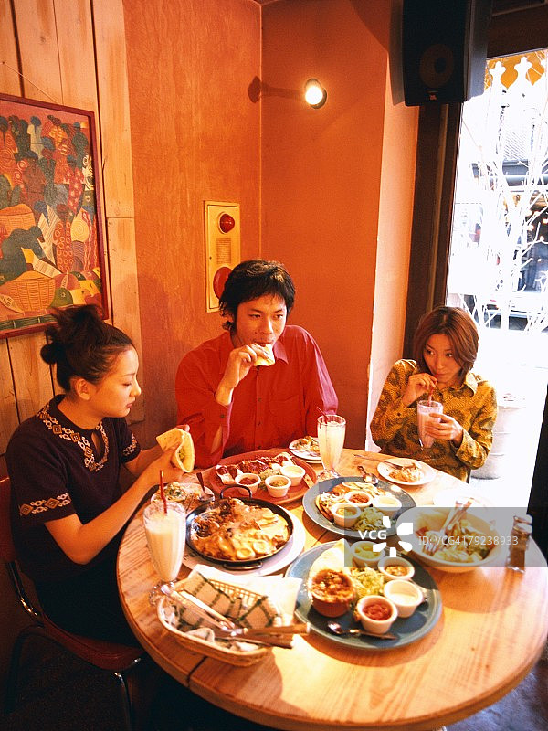 朋友们在咖啡馆用餐图片素材