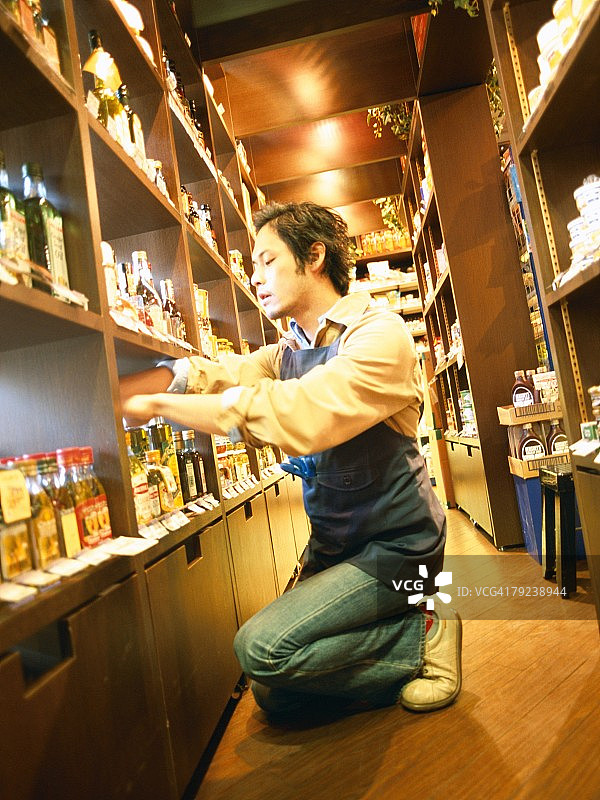 男人在商店里整理食品图片素材