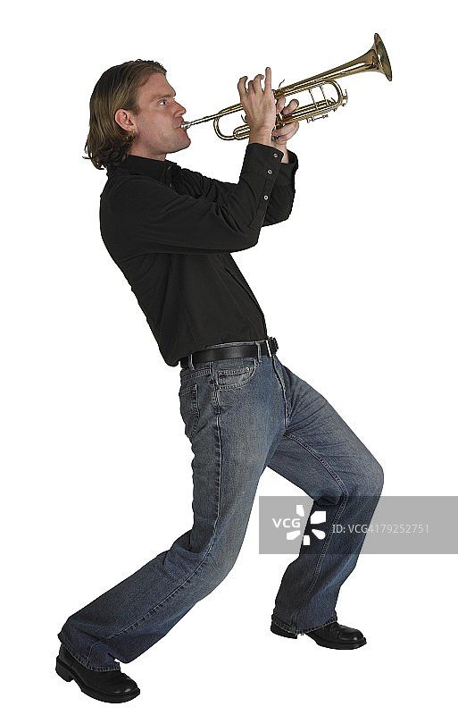 吹奏号角的男人图片素材