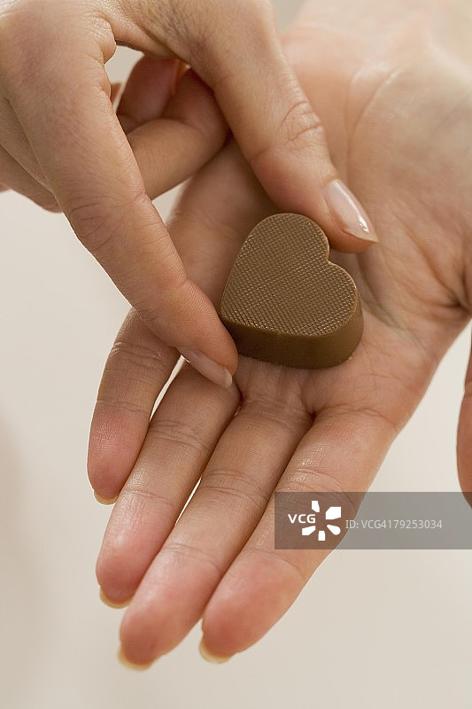 女人拿着巧克力糖果图片素材