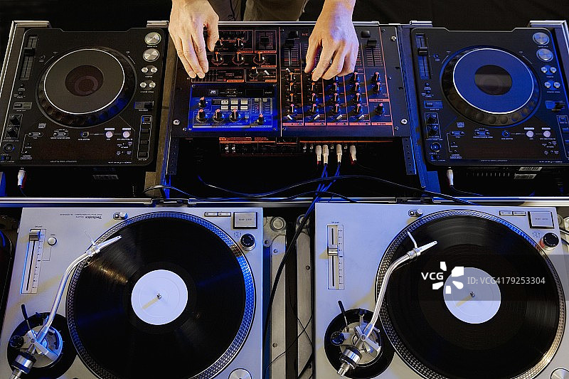 在夜总会里混音的人图片素材