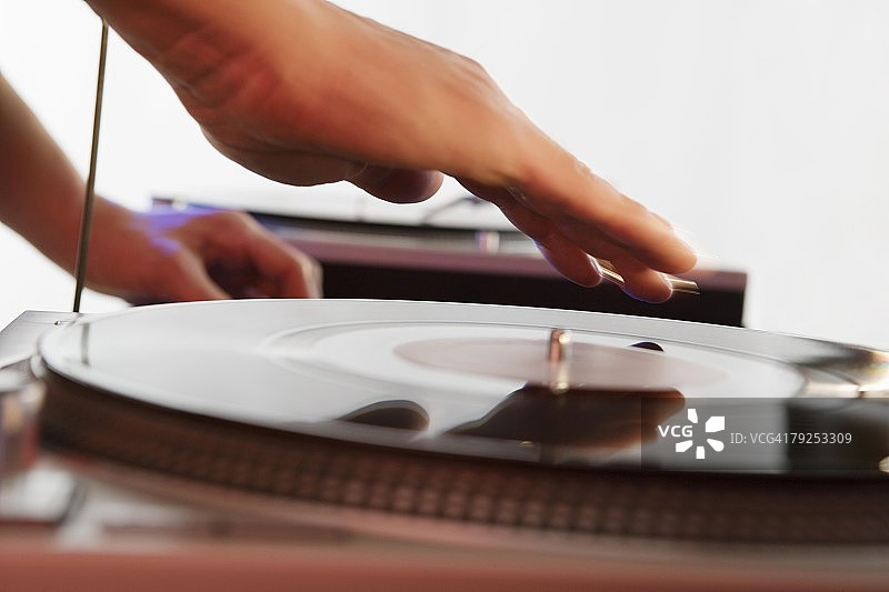 从唱片中混合声音的人图片素材