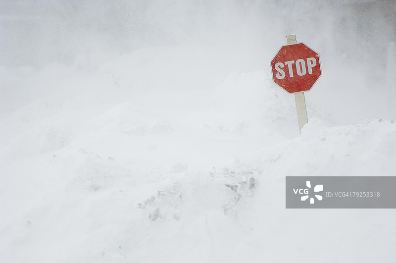 雪堆中的停止标志图片素材