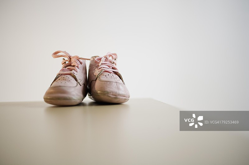 桌子上的一双婴儿鞋图片素材