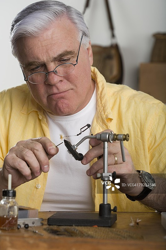 使用电烙铁的年长男人图片素材