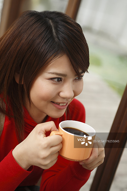 年轻女人喝咖啡图片素材