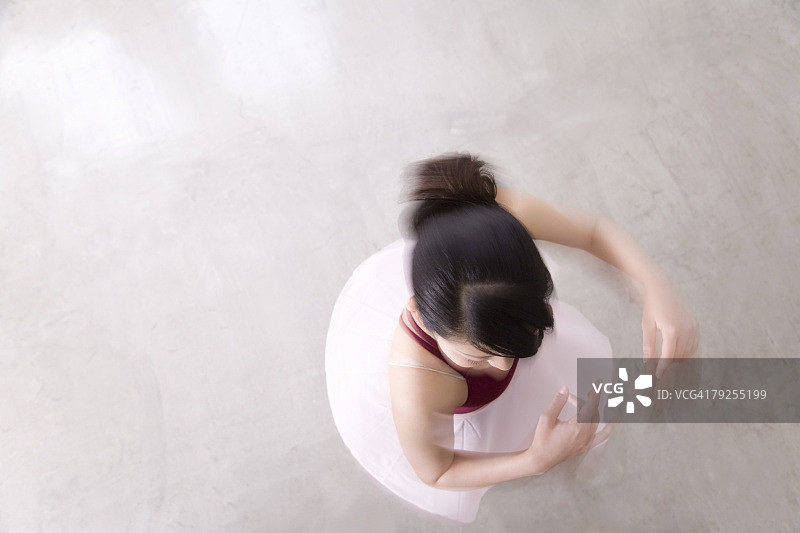 芭蕾舞演员在地板上旋转，动作模糊图片素材