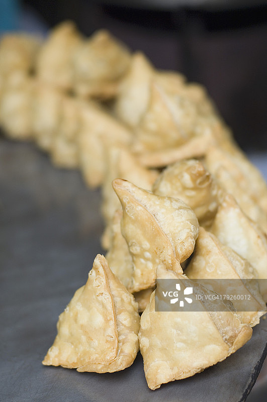 塔瓦上的萨摩萨三角饺特写图片素材