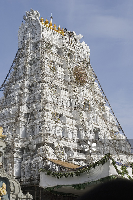 印度安得拉邦蒂鲁马拉文卡特斯瓦拉神庙的仰视视角图片素材