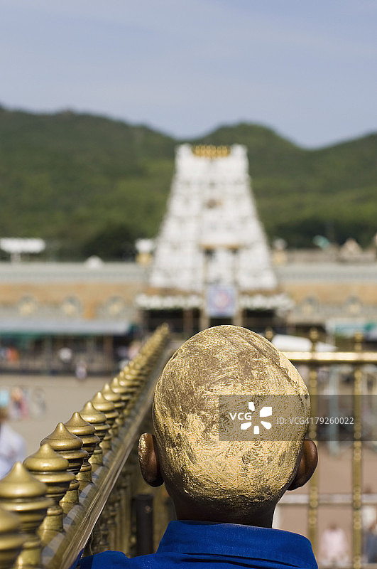 印度安得拉邦蒂鲁马拉：头部涂有檀香的男子背影图片素材